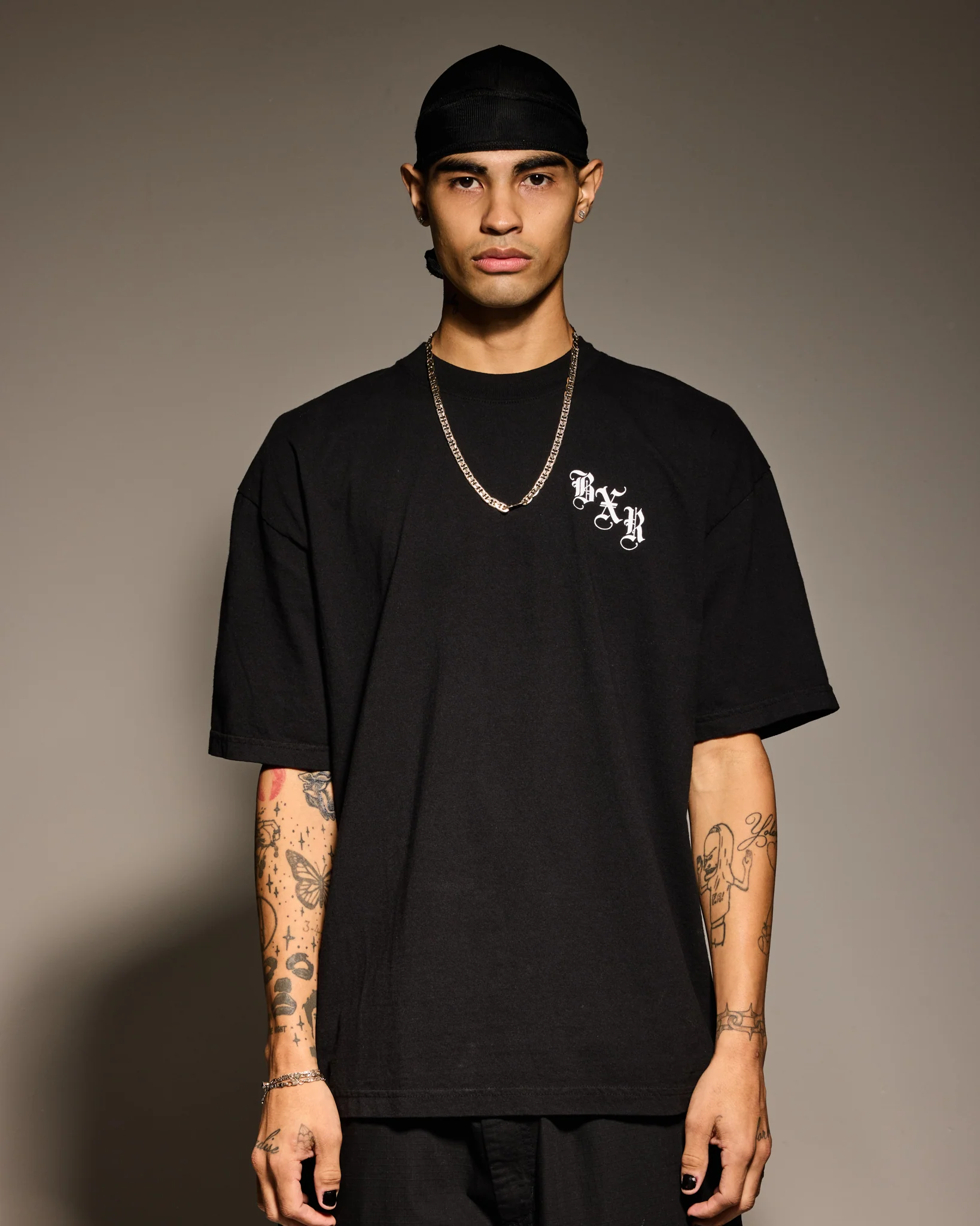BLACKLETTER JUMBO ARCH TEE: BLACK - Image 4