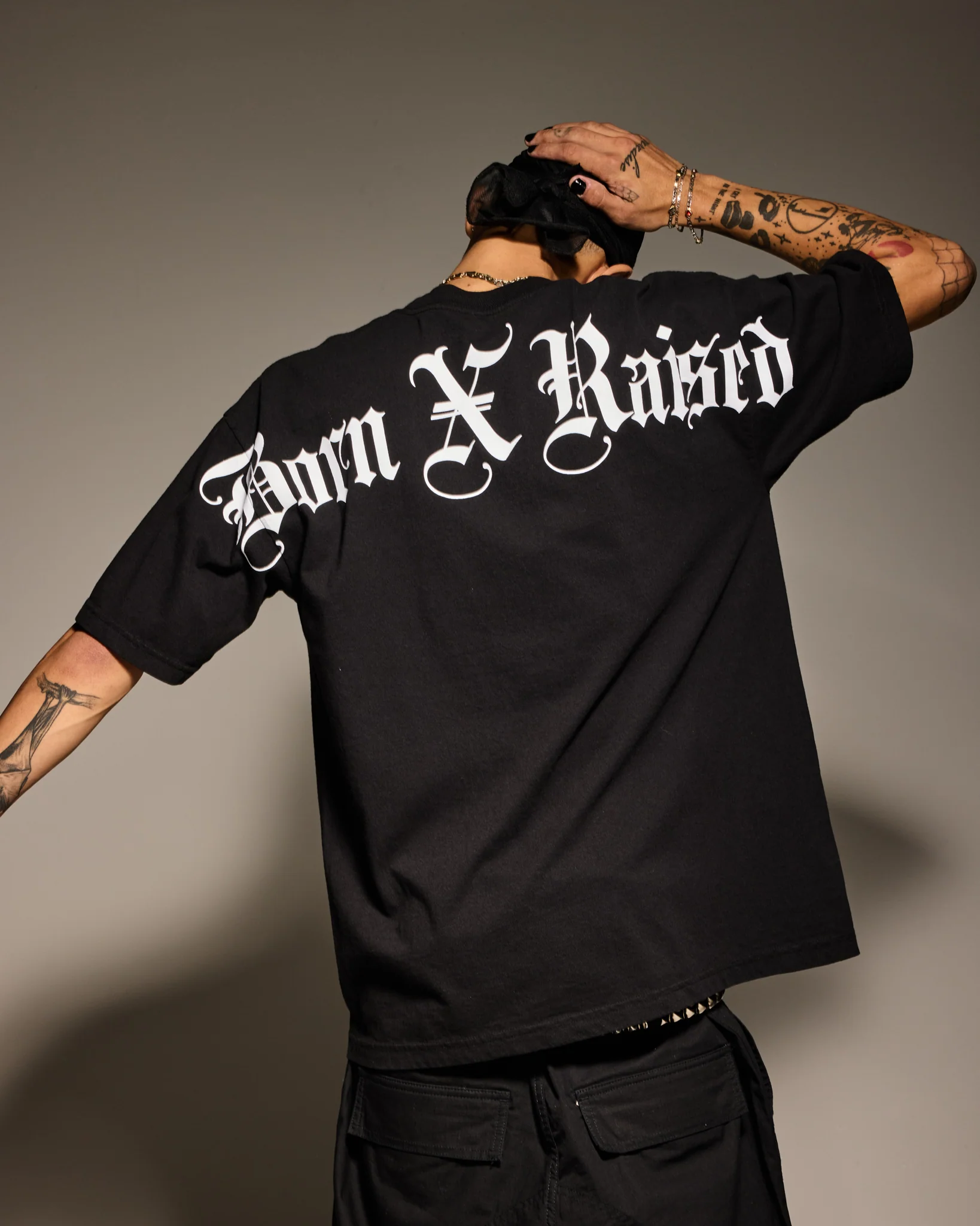 BLACKLETTER JUMBO ARCH TEE: BLACK - Image 5